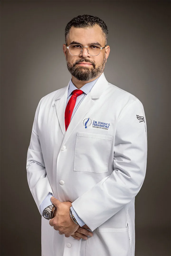 Dr. Iohan Fernández con bata médica